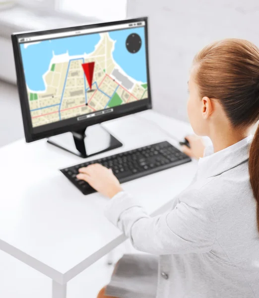 Empresária com GPS navegador mapa no computador — Fotografia de Stock