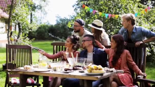 Amis prendre selfie à la fête dans le jardin d'été — Video