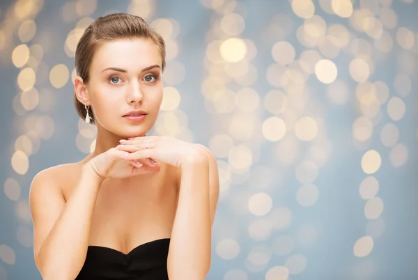 Hermosa mujer con pendientes de diamantes — Foto de Stock