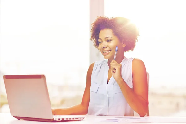 Happy african woman with laptop at office — Stock Photo, Image