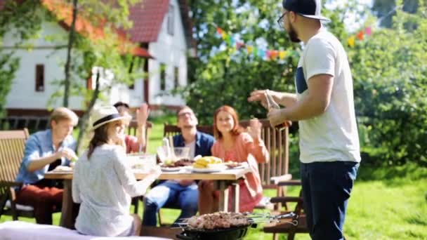 Freunde feiern Grillparty im Sommergarten — Stockvideo