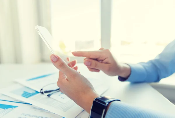 Primo piano della donna con smartphone trasparente — Foto Stock