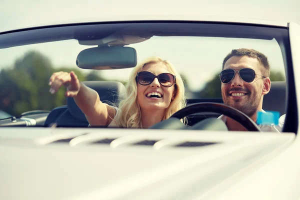 Feliz hombre y mujer conduciendo en coche cabriolet — Foto de Stock
