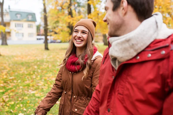 Glückliches junges Paar spaziert im Herbstpark — Stockfoto