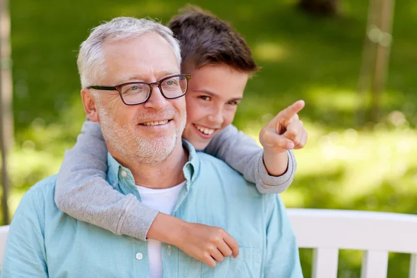 Abuelo y niño señalando con el dedo al parque de verano —  Fotos de Stock