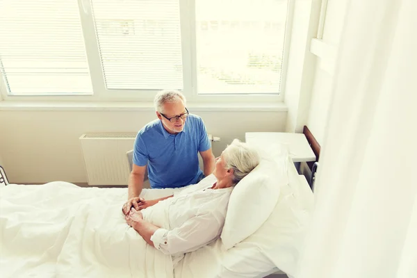 Senior koppel vergadering op ziekenhuisafdeling — Stockfoto