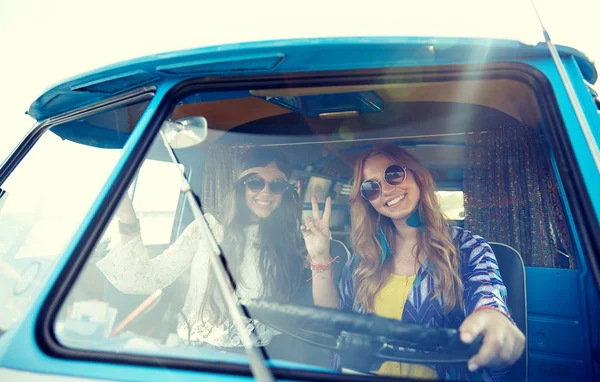 Usmívající se mladé hippie ženy řídit auto minivan — Stock fotografie