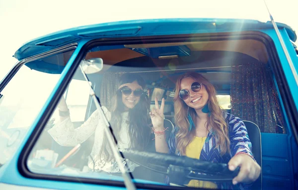 Sonriente joven hippie mujeres conducir coche minivan —  Fotos de Stock