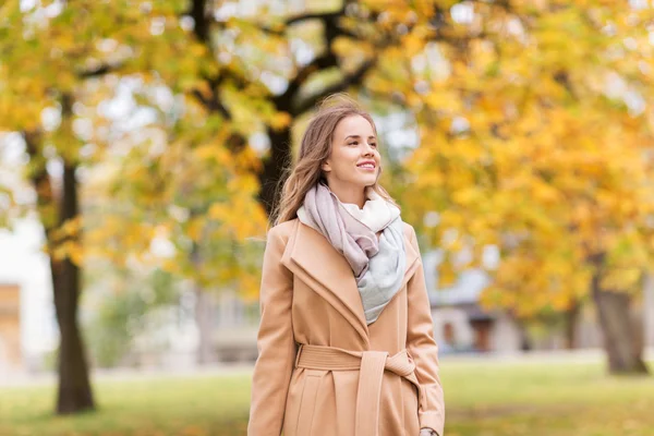 Bella felice giovane donna a piedi nel parco autunnale — Foto Stock