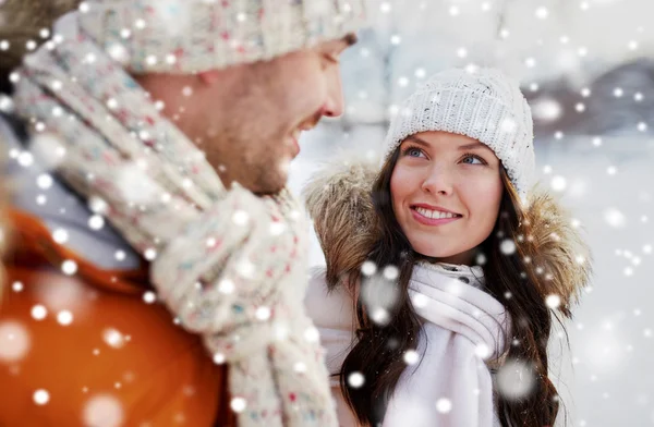 Felice coppia a piedi su sfondo invernale — Foto Stock