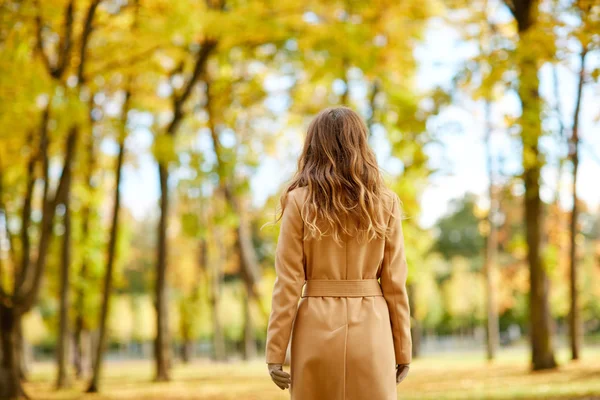 Mooie jonge vrouw wandelen in de herfst park — Stockfoto