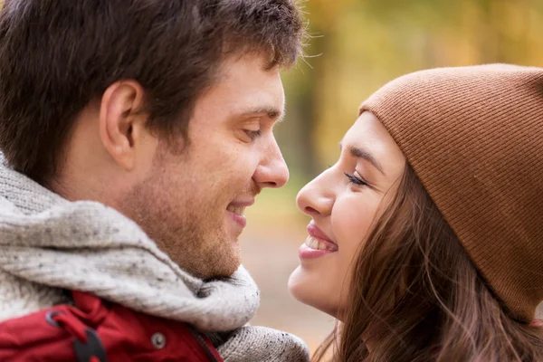 Close up de feliz jovem casal beijando ao ar livre — Fotografia de Stock