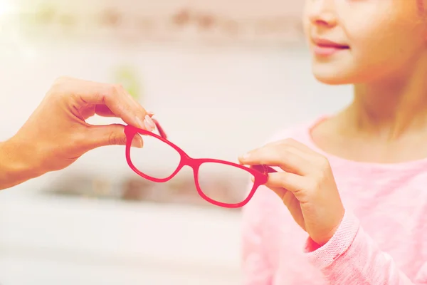 Close up van meisje dat neemt brillen bij optiek winkel — Stockfoto