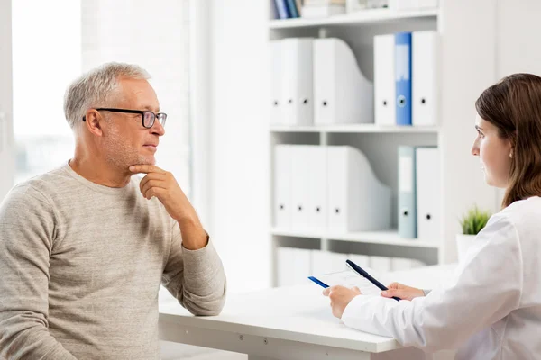 Senior mannen och läkare på sjukhus — Stockfoto