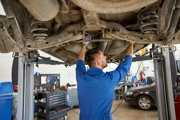 Meccanico uomo o fabbro riparazione auto in officina — Foto Stock