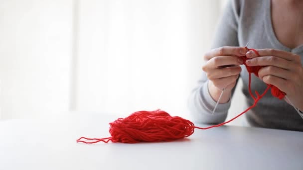 Mulher tricô com agulhas e fios vermelhos — Vídeo de Stock
