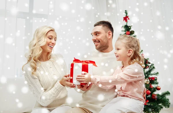 Glückliche Familie zu Hause mit Weihnachtsgeschenkbox — Stockfoto