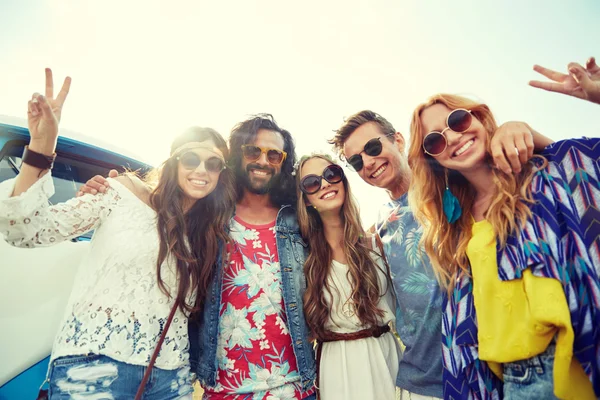 Hippie-Freunde über Minivan mit Friedenszeichen — Stockfoto