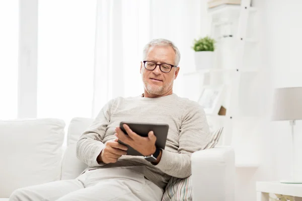 Senior homme avec tablette PC à la maison — Photo