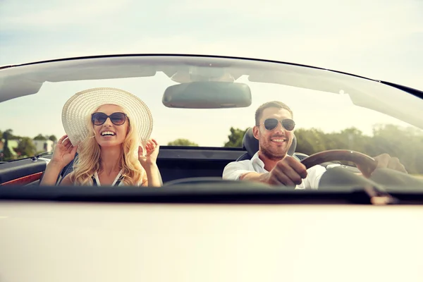 Homme et femme heureux conduisant en voiture cabriolet — Photo