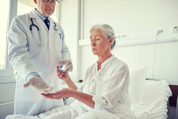 Arzt gibt Seniorin im Krankenhaus Medikamente — Stockfoto