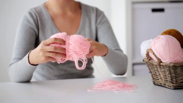 Femme tirant le fil vers le haut en boule — Video