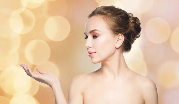 Mujer sosteniendo algo en su mano sobre las luces —  Fotos de Stock