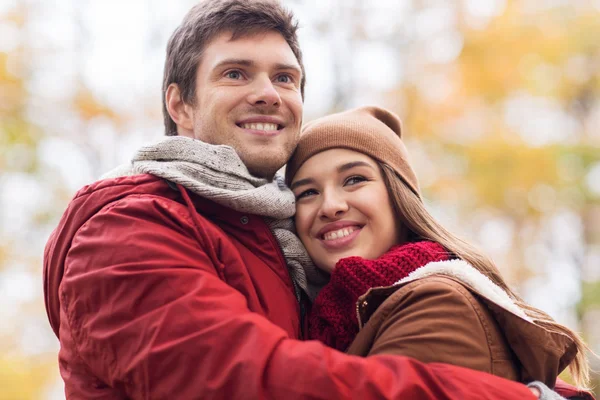 Glückliches junges Paar umarmt sich im Herbstpark — Stockfoto