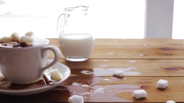 Tasse à café pleine de sucre en morceaux sur une table en bois — Video