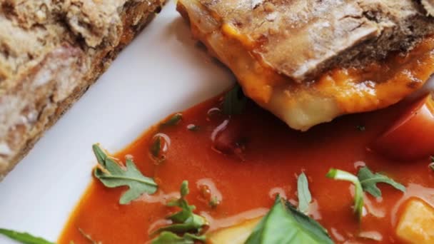 Plato de deliciosa sopa de gazpacho en el restaurante — Vídeos de Stock