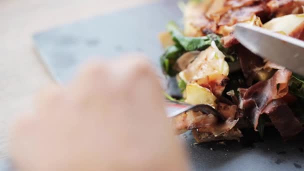 Женщина ест ветчину прошутто салат в ресторане — стоковое видео