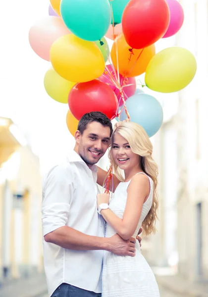 Par med färgglada ballonger — Stockfoto