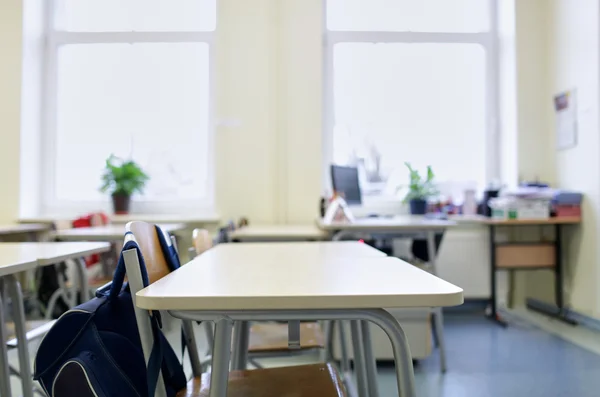 Aula escolar con escritorios —  Fotos de Stock