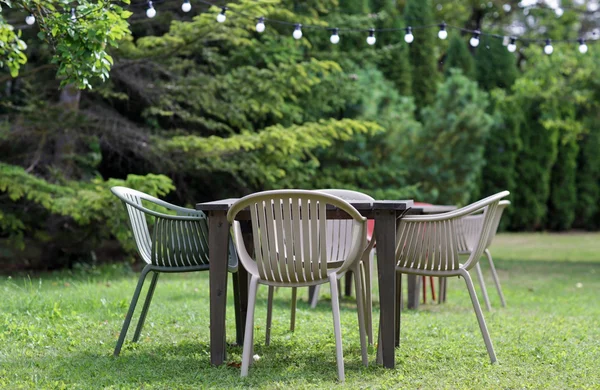 Mesa con sillas en el jardín de verano — Foto de Stock