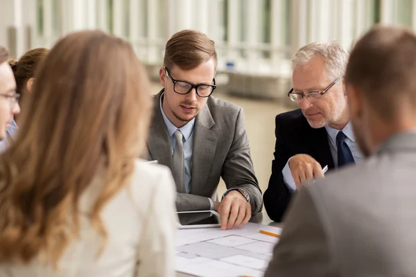 Architecten met blauwdruk en tablet pc op kantoor — Stockfoto