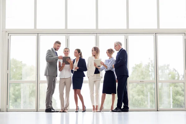 Zakenmensen met tablet pc op kantoor — Stockfoto