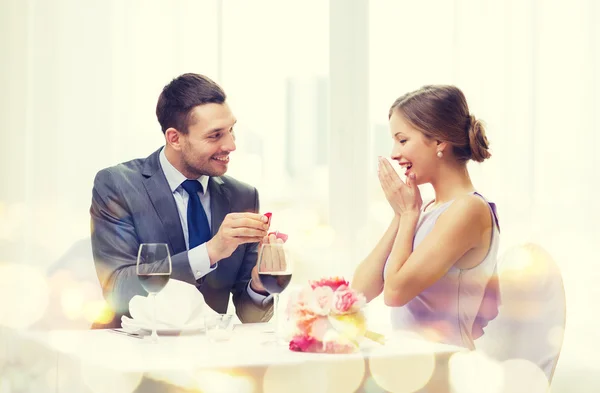 Hombre proponiendo matrimonio a su novia en el restaurante — Foto de Stock