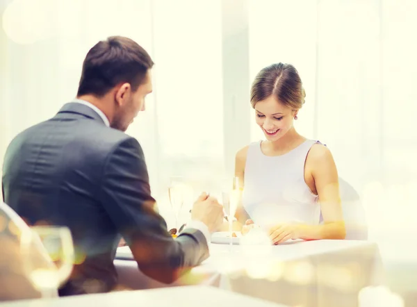 Smiling couple eating dessert at restaurant — Stock Photo, Image