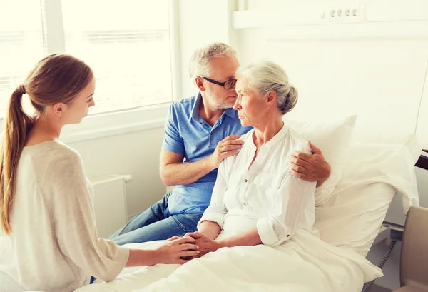 Familia visitando a una anciana enferma en el hospital —  Fotos de Stock