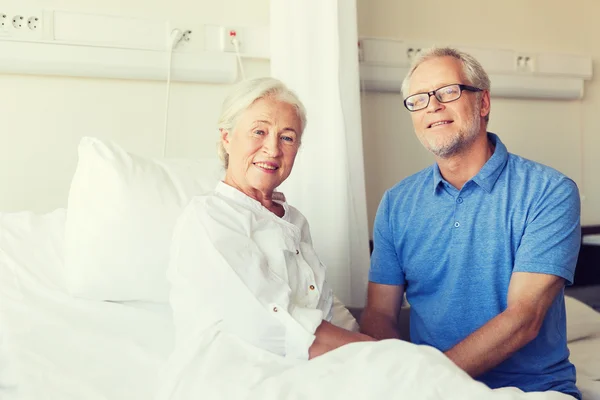 Réunion de couple senior à l'hôpital — Photo