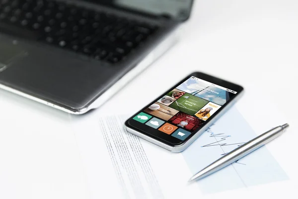 Close up of smartphone with news application — Stock Photo, Image