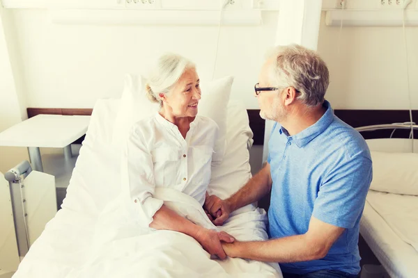 Idősebb pár találkozó a kórházi osztályon — Stock Fotó