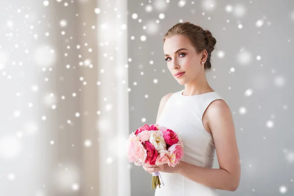 Braut oder Frau im weißen Kleid mit Blumenstrauß — Stockfoto