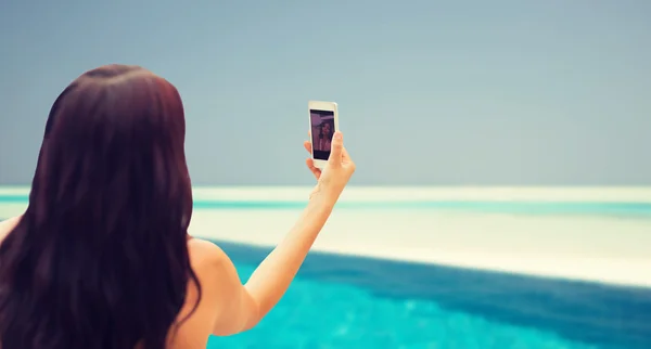 Mujer joven tomando selfie con smartphone — Foto de Stock