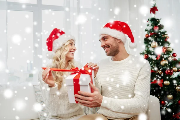Feliz pareja en casa con caja de regalo de Navidad — Foto de Stock