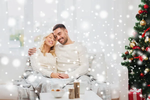 Lyckliga par hemma med julgran — Stockfoto