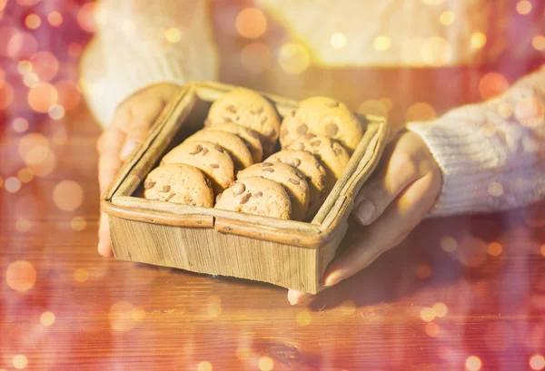 Nahaufnahme einer Frau mit weihnachtlichen Haferkeksen — Stockfoto