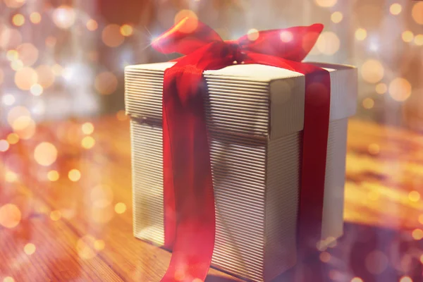 Primer plano de la caja de regalo de Navidad en la mesa de madera — Foto de Stock