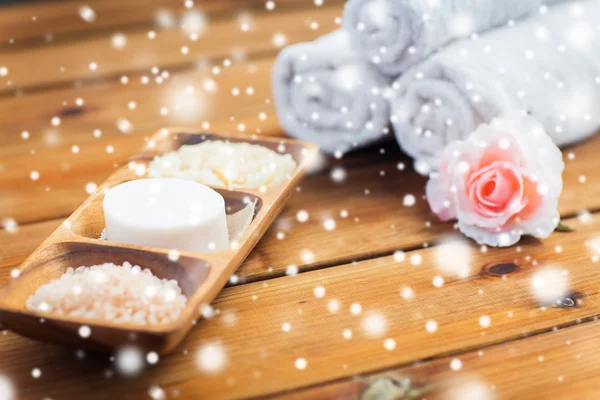Mýdlo, himálajská sůl a tělo drhnout v misce — Stock fotografie