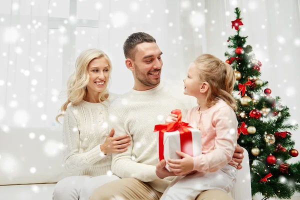 Gelukkige familie thuis met de gift van Kerstmis — Stockfoto